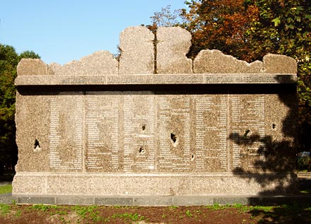 Tablica upamiętniająca poległych polaków na warszawskiej Woli