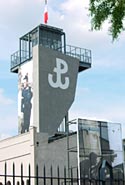 35 metrowa wieża zwieńczona symbolem Polski Walczącej.