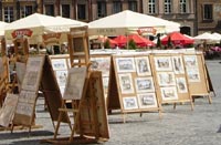 Prezentacja obrazów na staromiejskim rynku